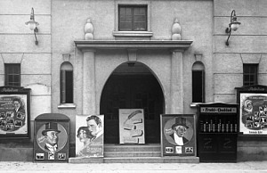 Exteriör av biografen Palladium. Frans Hermodsson lät bygga Stora Biografteatern, som lär vara landets första specialbyggda biografhus. 1922 genomfördes en stor ombyggnad och möjligen bytte den då namn till Palladium.