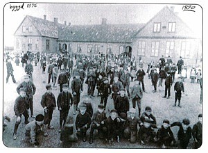 Skolbarn framför Östra Skolan år 1890. Skolan uppfördes som folkskola 1876. Eslöv var vid denna tidpunkt en köping och skolan omnämndes vid uppförandet som Köpingeskolan.
