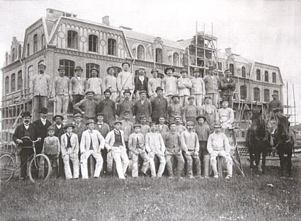 Byggnadsarbetarna framför Västra skolan. Kan fotot måhända vara taget den 1 juni 1909 då bygget hade kommit så långt att man samlades till taklagsgille? Källa: Föjers foto.