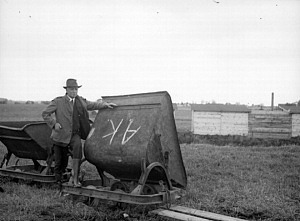 För att underlätta arbetet användes även en décauvillebana vars vagnar drogs av hästar. Källa: Inskannade original från Fotohuset i Eslöv.