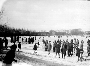 Vinteraktiviteter på Trollsjön, troligen 1930-40-tal. Foto: Fotohuset i Eslöv.