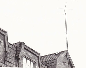 Hösten 1952, Marieholms första TV-mottagning. Masten på Samlingshemmets tak. En dansk experimentsändare kunde mottagas. Hörbysändaren i bruk 1958. Arr. Reslövs föreläsningsförening.
