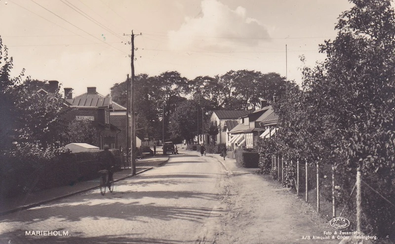 Storgatan i mitten på 1930-talet. I fastigheten t.h. slakteributik, nästa affär kaffebutik och pappershandel och i vita 2-planshuset bageri. T.v. Hanssons bageri och Kooperativa.