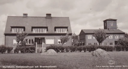 Nybyggen, kommunalhus och brandstation. Nu torg i förgrunden.