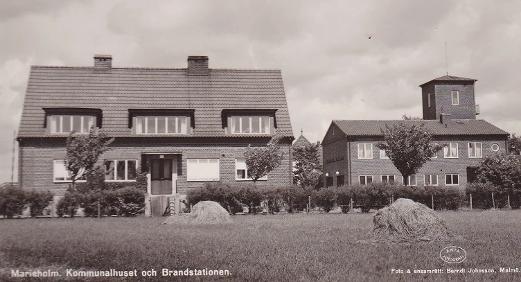 Nybyggen, kommunalhus och brandstation. Nu torg i förgrunden.