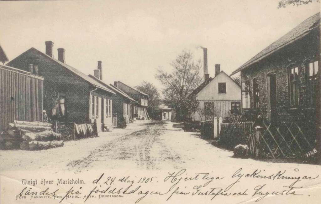 Fabriksgatan i Marieholm 1905, Vykort med text.