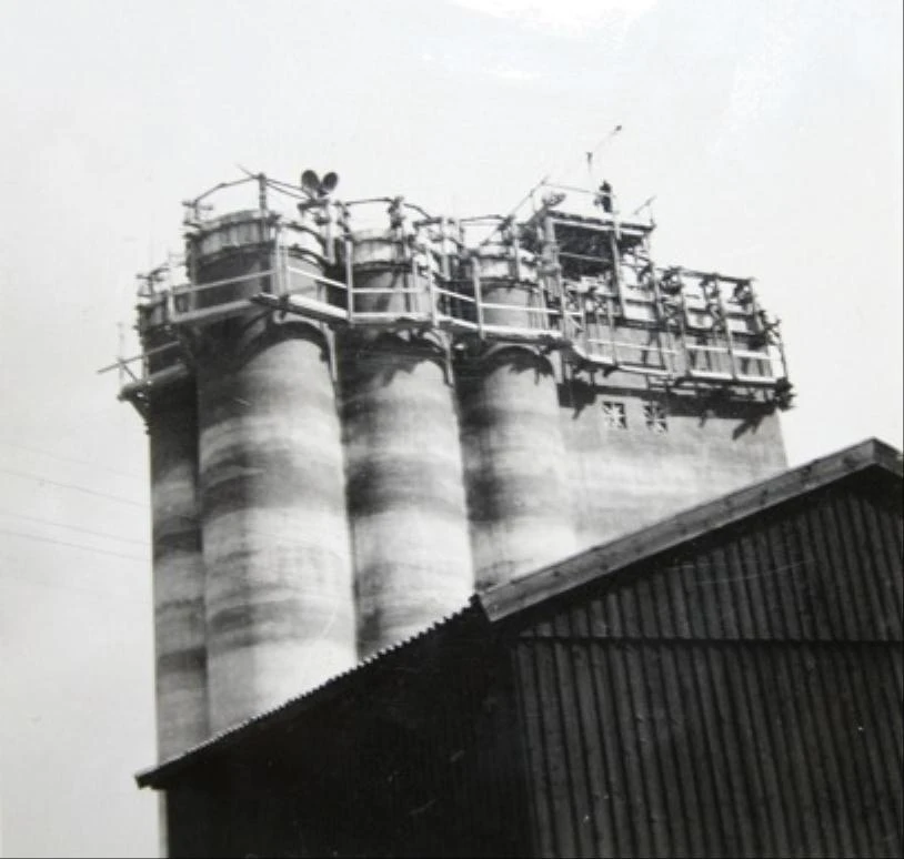 Lantmännens silo i Marieholm under uppförande