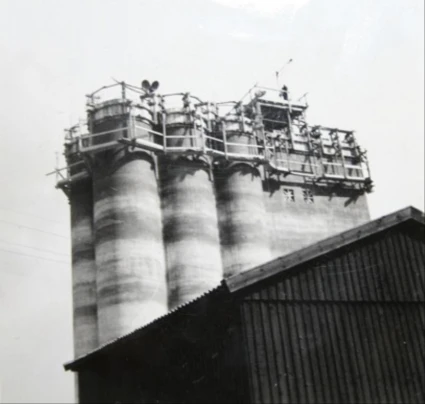 Lantmännens silo i Marieholm under uppförande