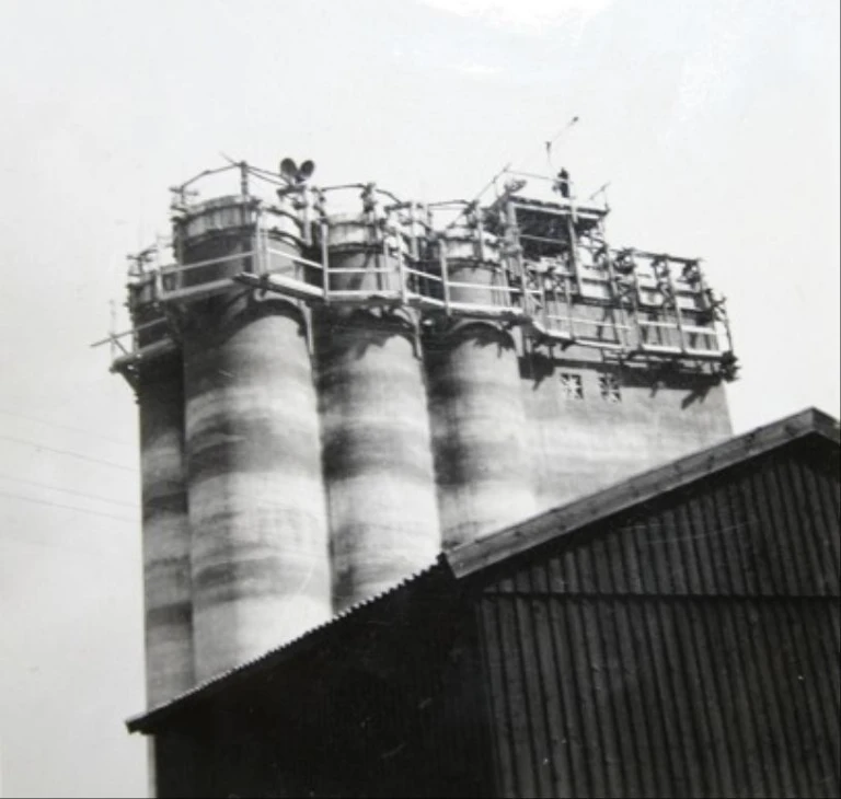Lantmännens silo i Marieholm under uppförande