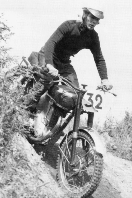 Onsjö Motorklubb stilstudie av Alf-Inge Nilsson på sin motorcykel