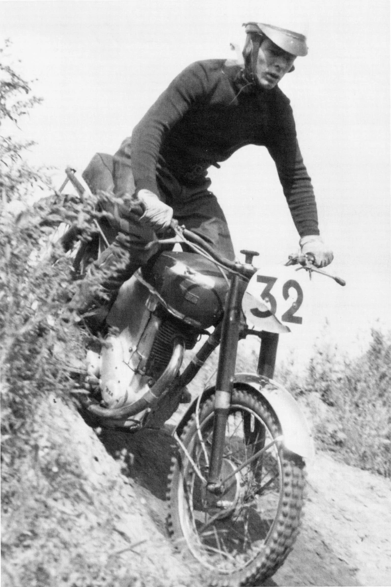 Onsjö Motorklubb stilstudie av Alf-Inge Nilsson på sin motorcykel