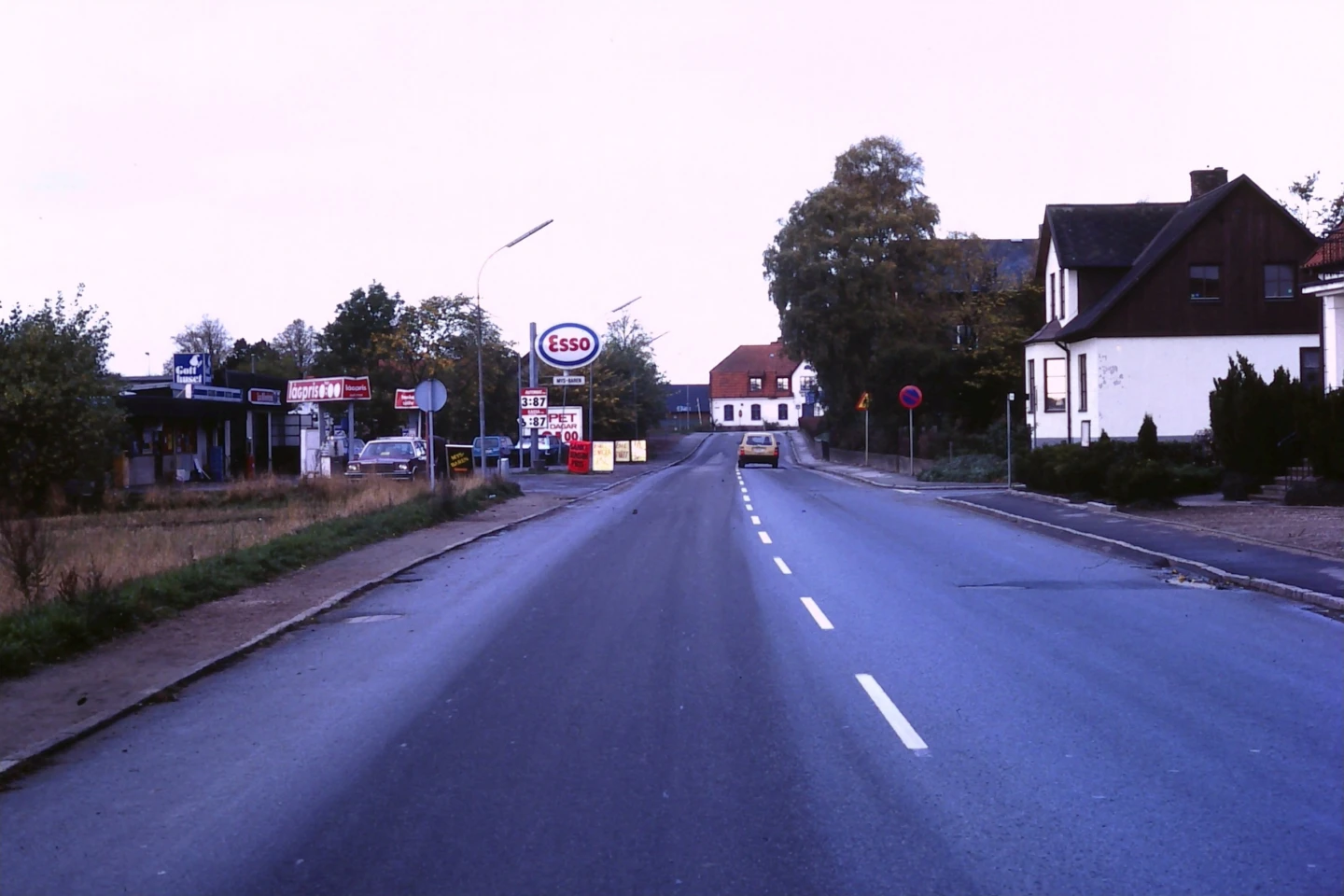 Storgatan i Marieholm vid "macken" c:a år 2000.