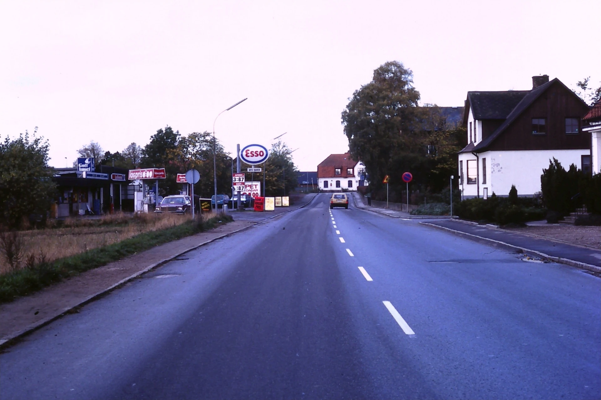 Storgatan i Marieholm vid "macken" c:a år 2000.