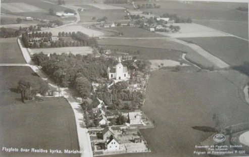 Reslövs kyrka sedd från väster med storgatan utanför.