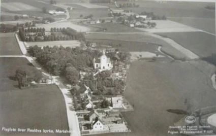 Reslövs kyrka sedd från väster med storgatan utanför.