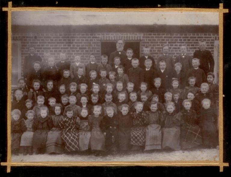 Skolklass utanför Sibbarps skola